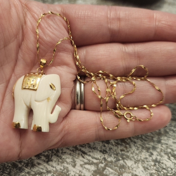 14kt gold elephant necklace